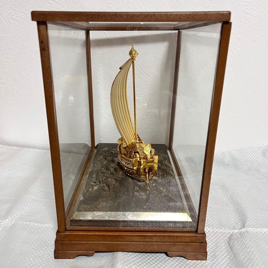 金属製　宝船　置物 ガラスケース付き　メッキ