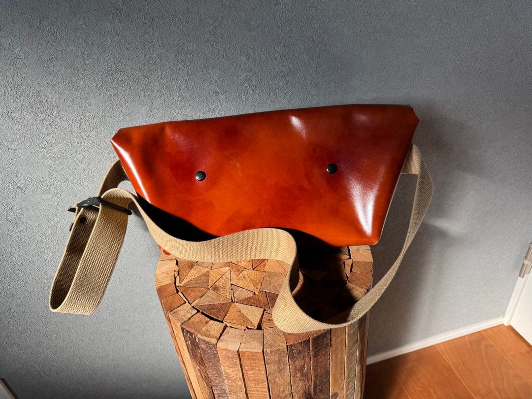 uni&co メッセンジャーバッグ (M)/ CAMEL