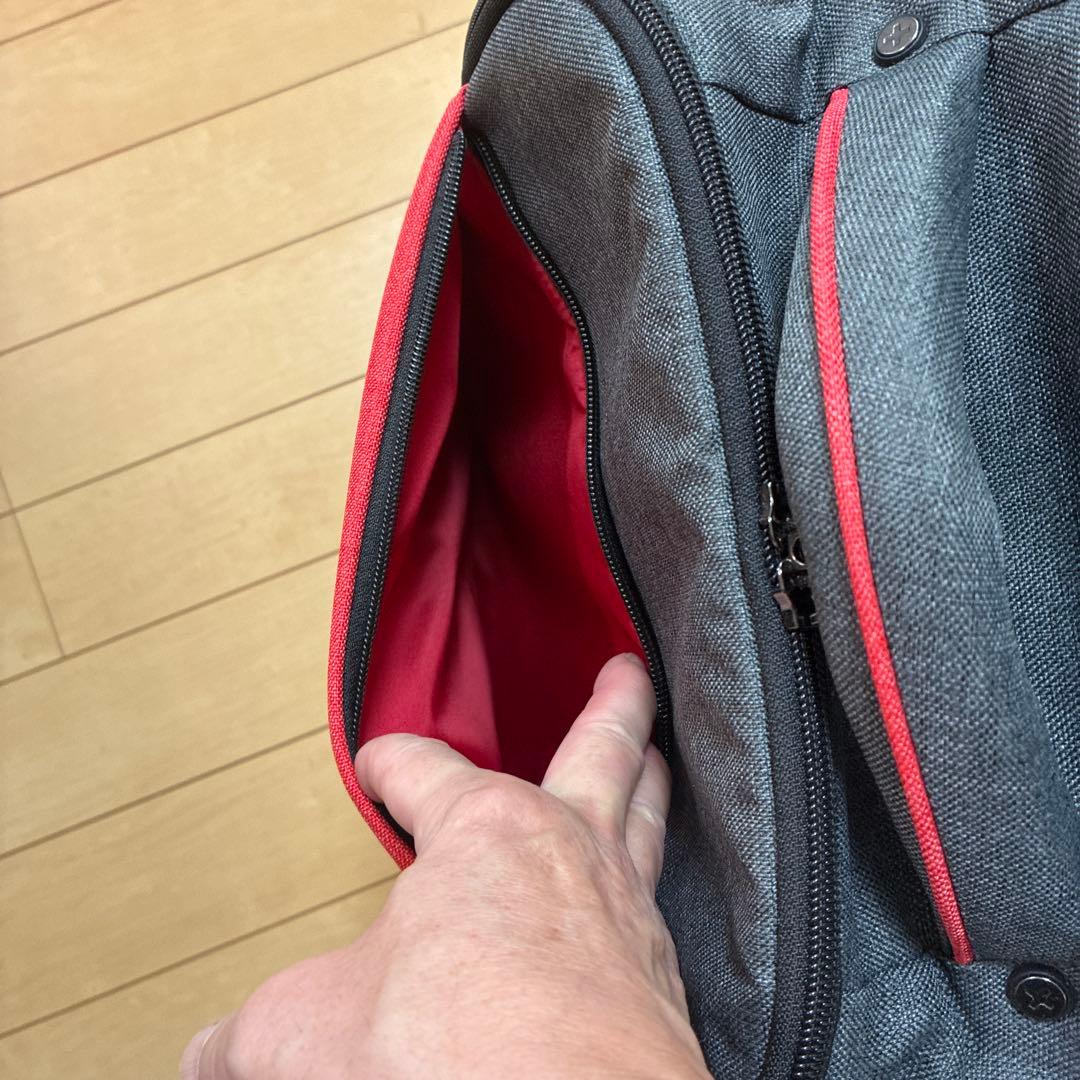 グレーと赤のリュック・バックパック