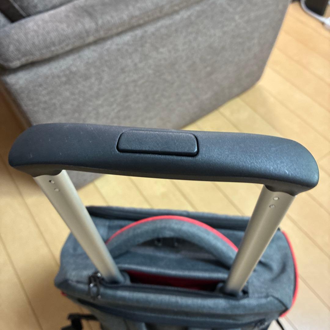 グレーと赤のリュック・バックパック