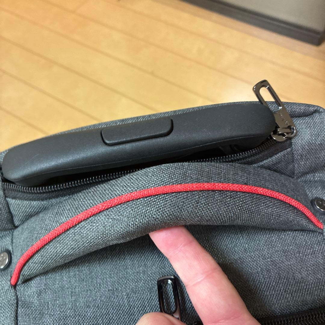 グレーと赤のリュック・バックパック