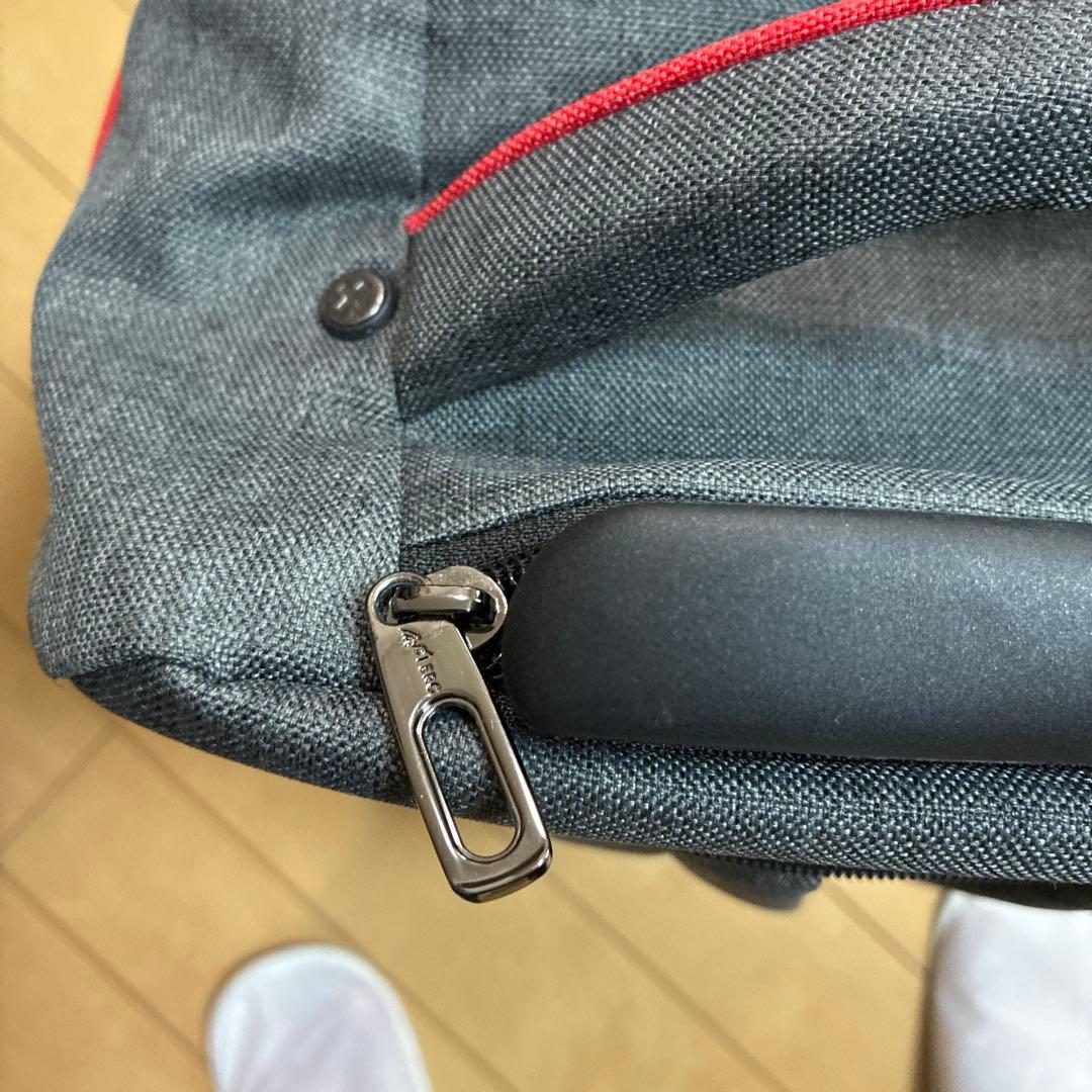 グレーと赤のリュック・バックパック