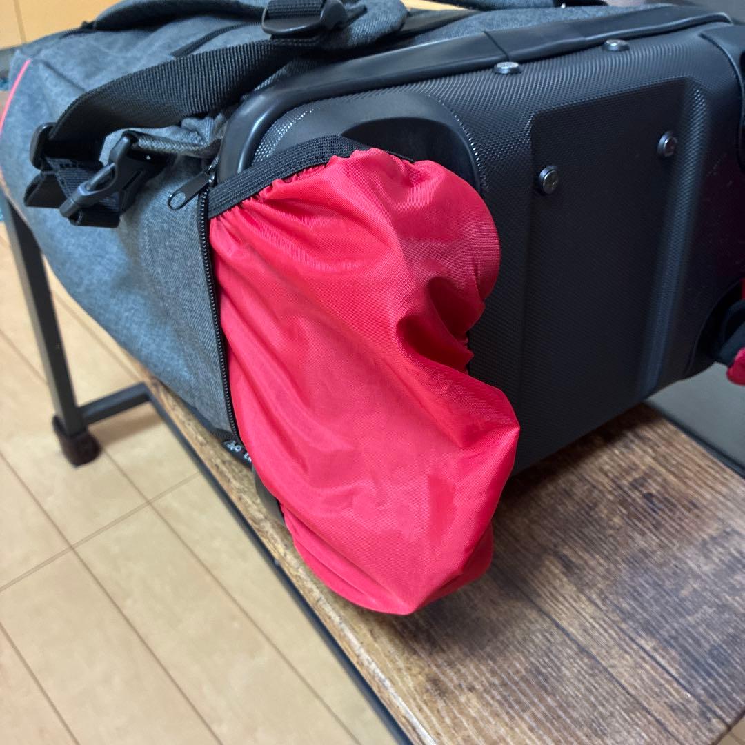 グレーと赤のリュック・バックパック