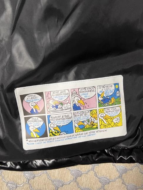 モンクレールブラックのフード付きダウンジャケット