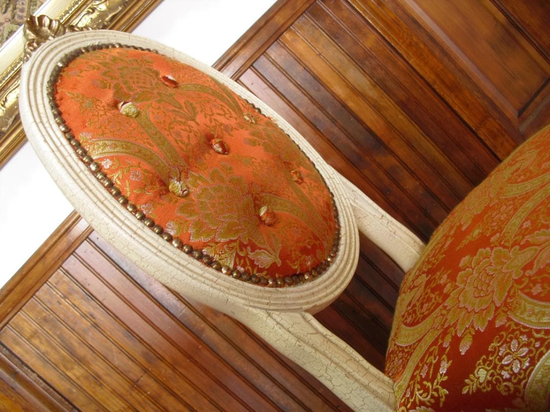 ②イタリア製ホワイトクラック塗装 姫椅子☆猫脚・ボタン留め・真鍮鋲打ち☆張替済み