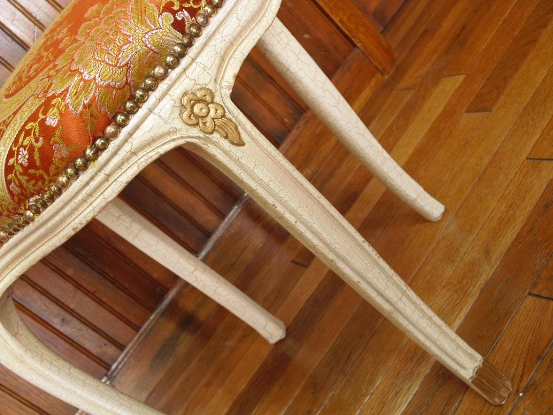 ②イタリア製ホワイトクラック塗装 姫椅子☆猫脚・ボタン留め・真鍮鋲打ち☆張替済み