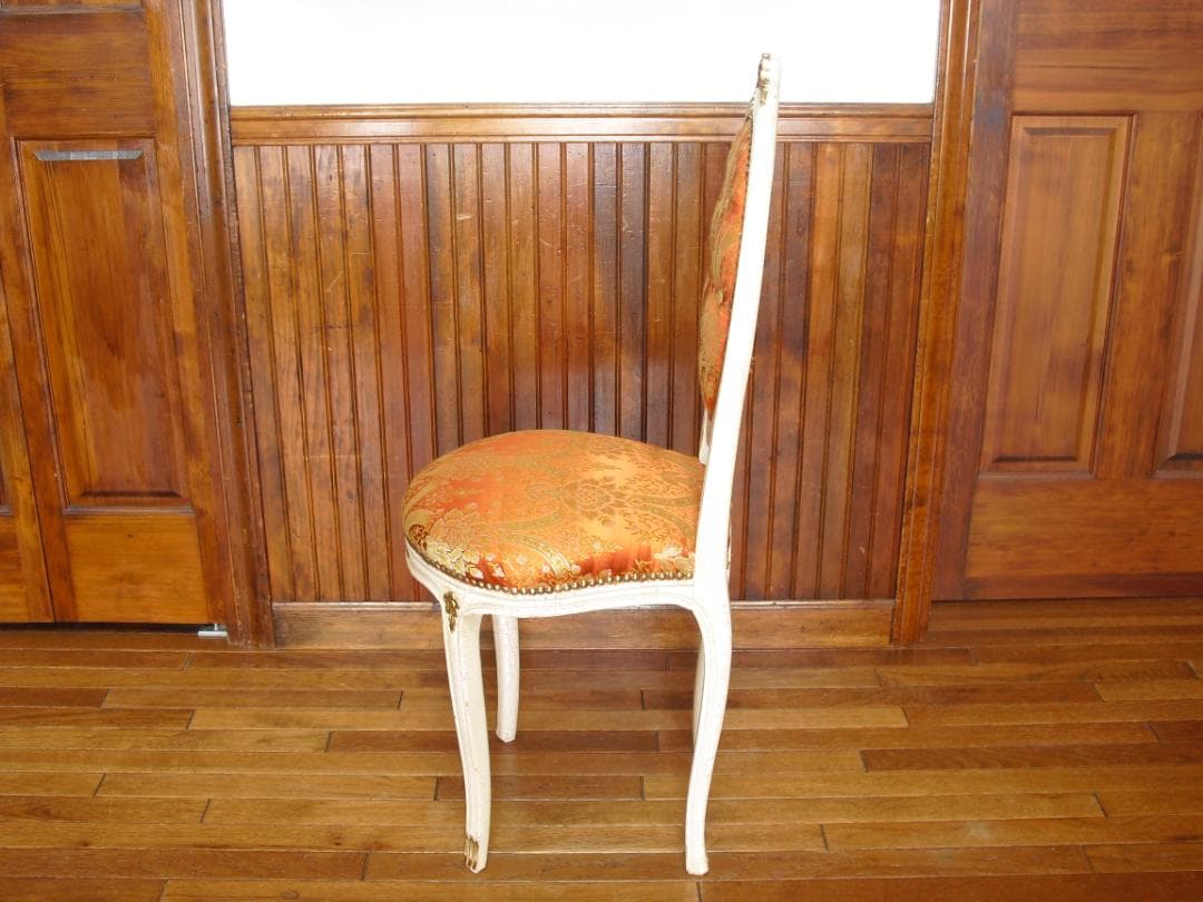②イタリア製ホワイトクラック塗装 姫椅子☆猫脚・ボタン留め・真鍮鋲打ち☆張替済み