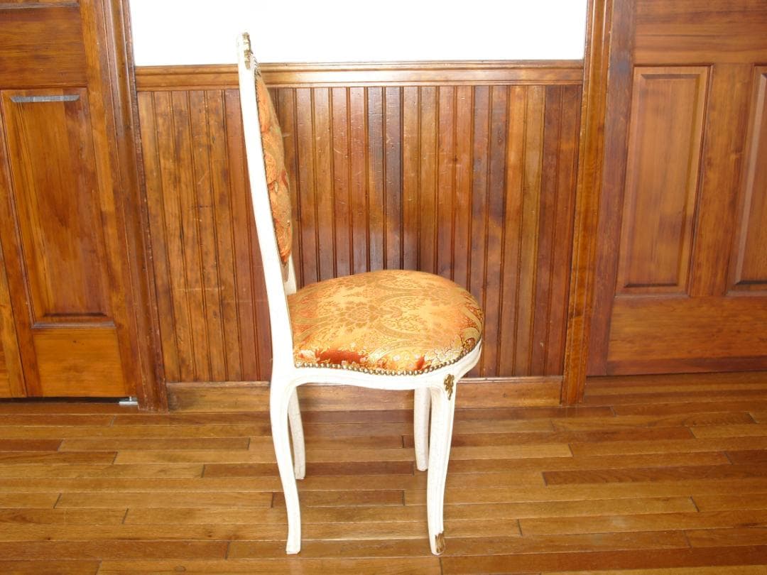 ②イタリア製ホワイトクラック塗装 姫椅子☆猫脚・ボタン留め・真鍮鋲打ち☆張替済み