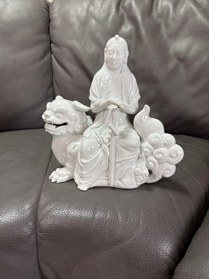 獅子　置物　獅子に乗った観音様