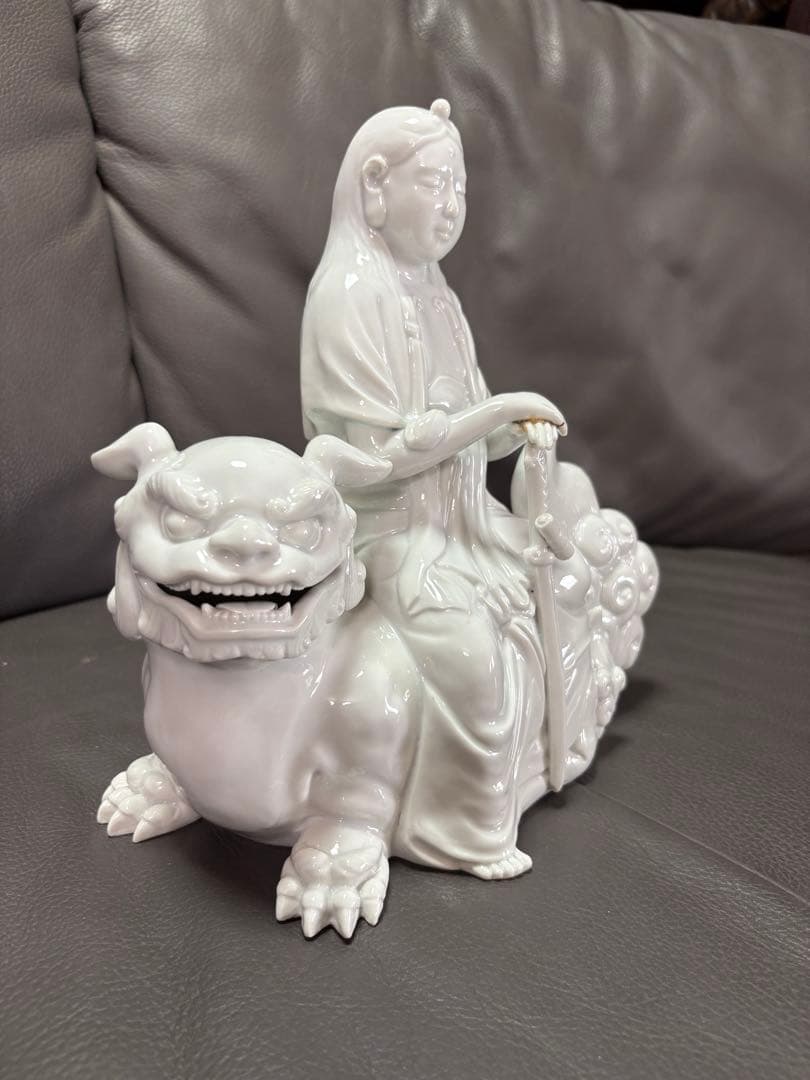 獅子　置物　獅子に乗った観音様
