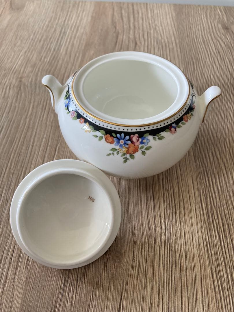 ウェッジウッド オズボーン　カップ&ソーサー４客＆シュガーポットのセット