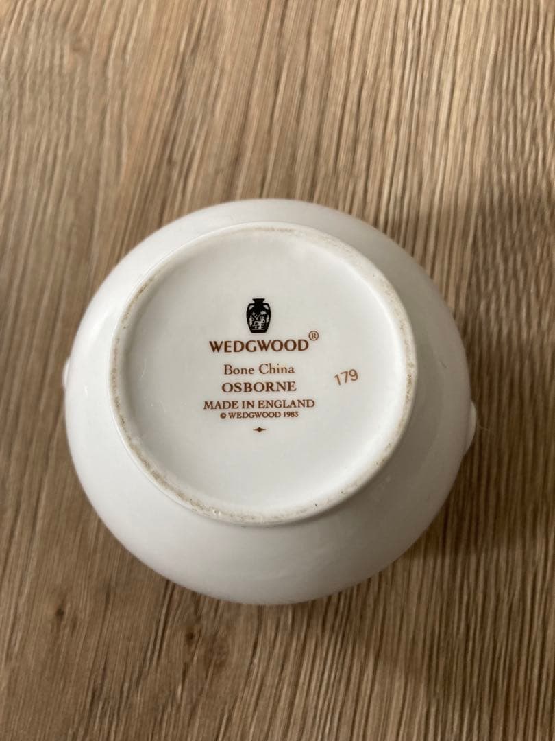 ウェッジウッド オズボーン　カップ&ソーサー４客＆シュガーポットのセット