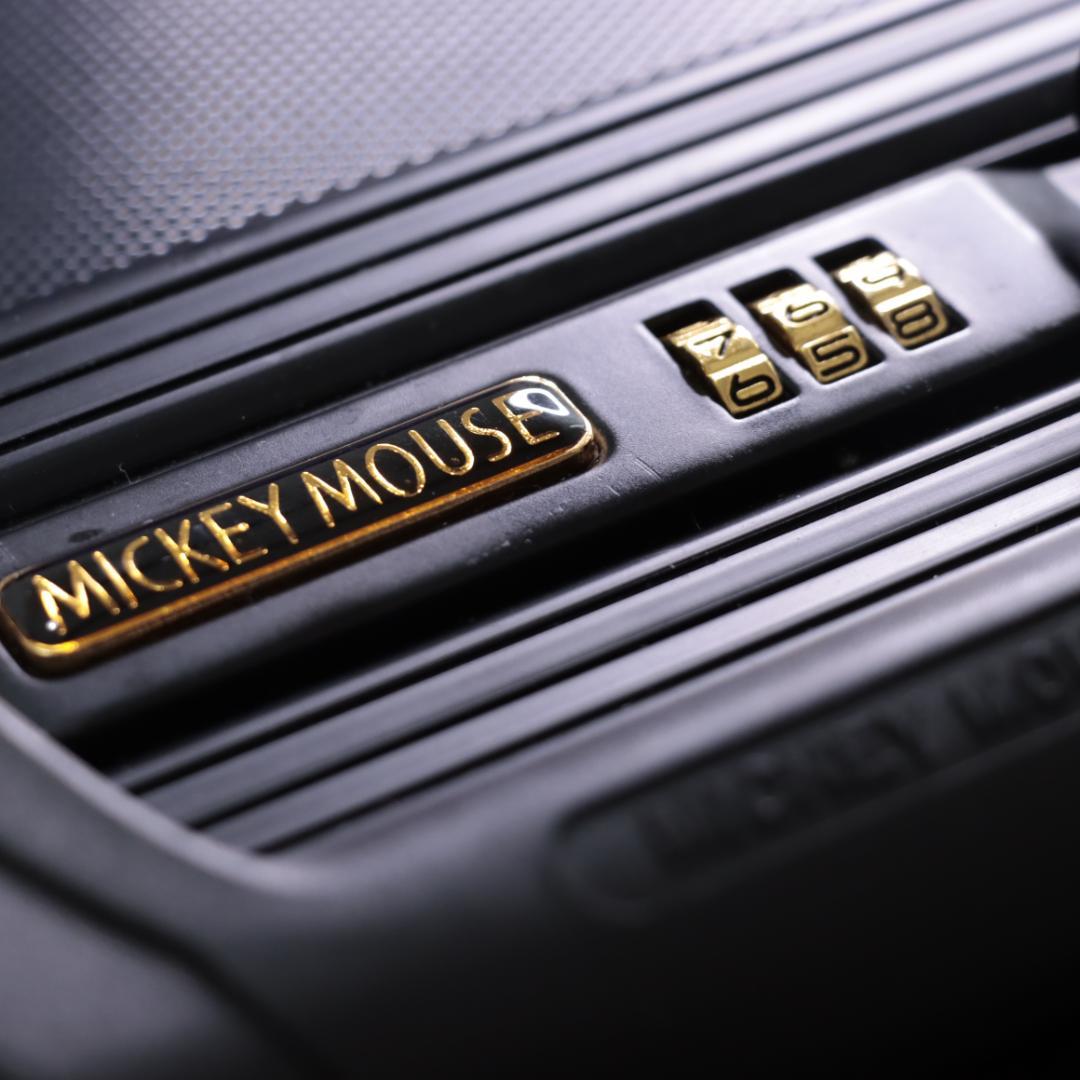 希少！特大サイズ！ミッキーマウス　スーツケース　キャリーバッグ 軽量カーボン素材