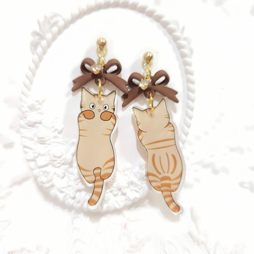 ブラウン リボンと後ろ姿もキュートな甘えん坊の茶虎猫ちゃんのピアス♡