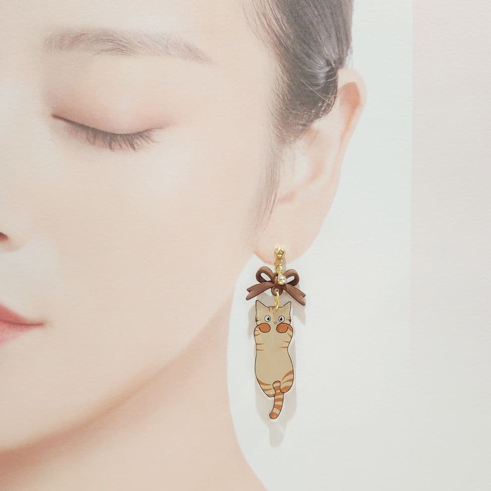 ブラウン リボンと後ろ姿もキュートな甘えん坊の茶虎猫ちゃんのピアス♡