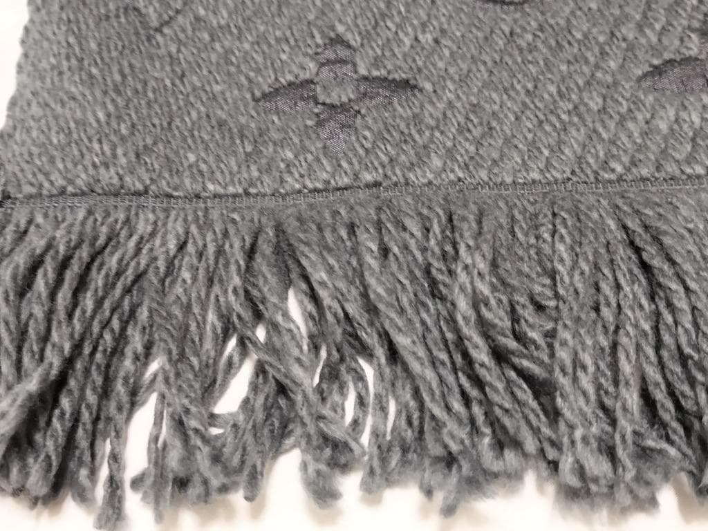 SA-YAです。 グレー マフラー