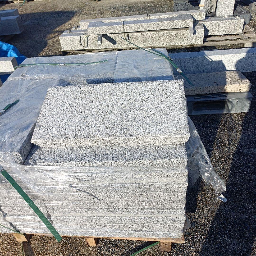 ベトナム産白敷石300✕600✕50ミリ 五面のみぎり仕上げ計200枚