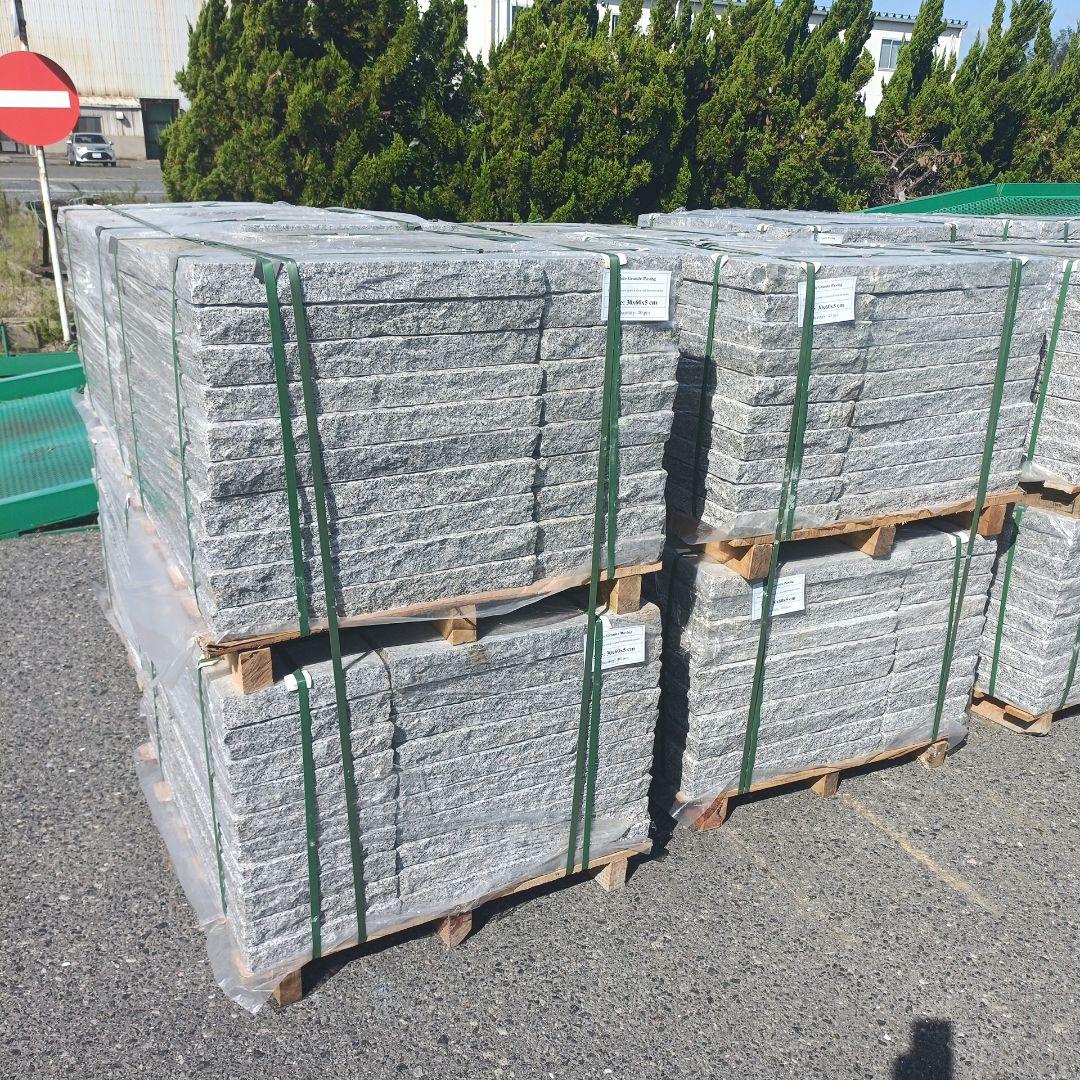 ベトナム産白敷石300✕600✕50ミリ 五面のみぎり仕上げ計200枚