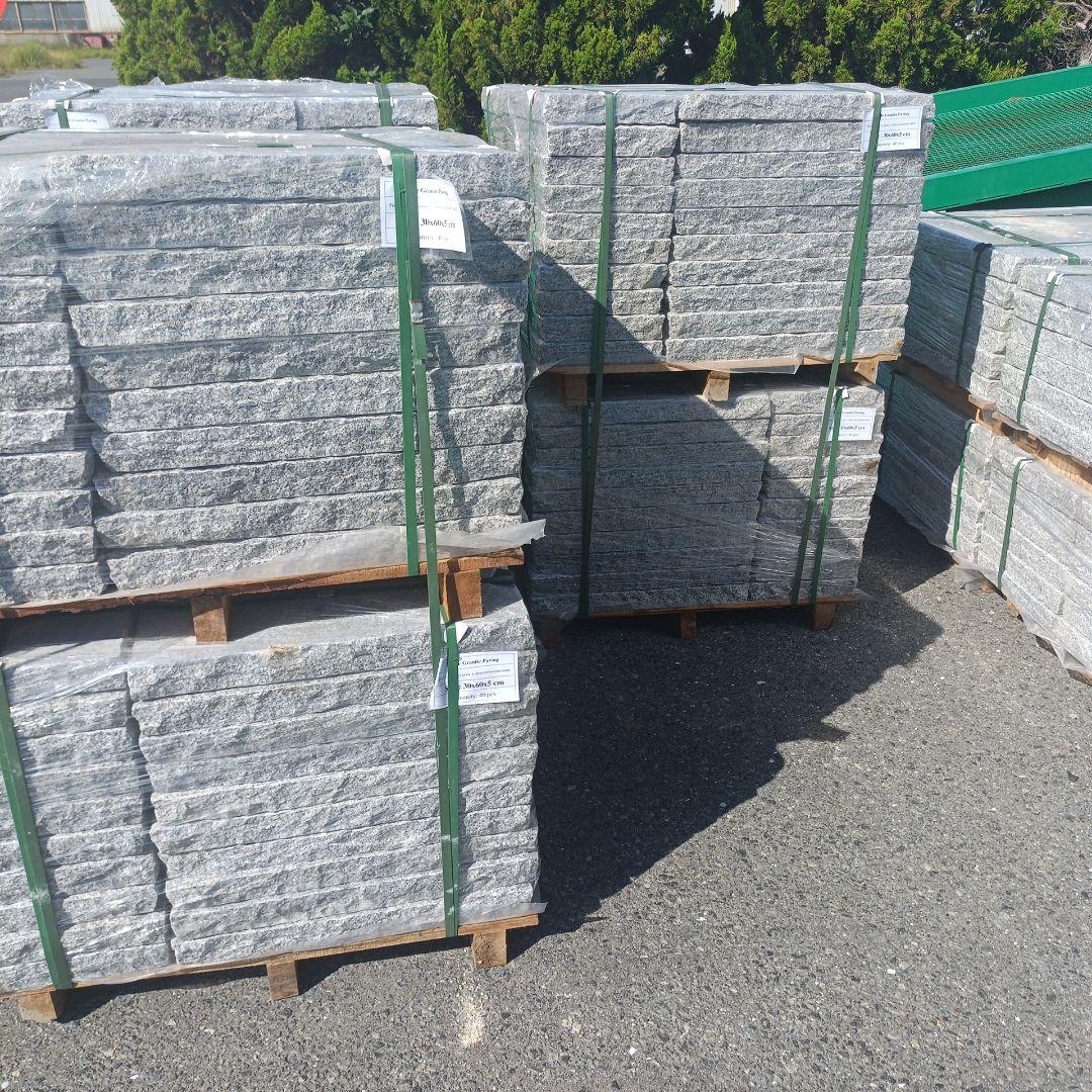 ベトナム産白敷石300✕600✕50ミリ 五面のみぎり仕上げ計200枚