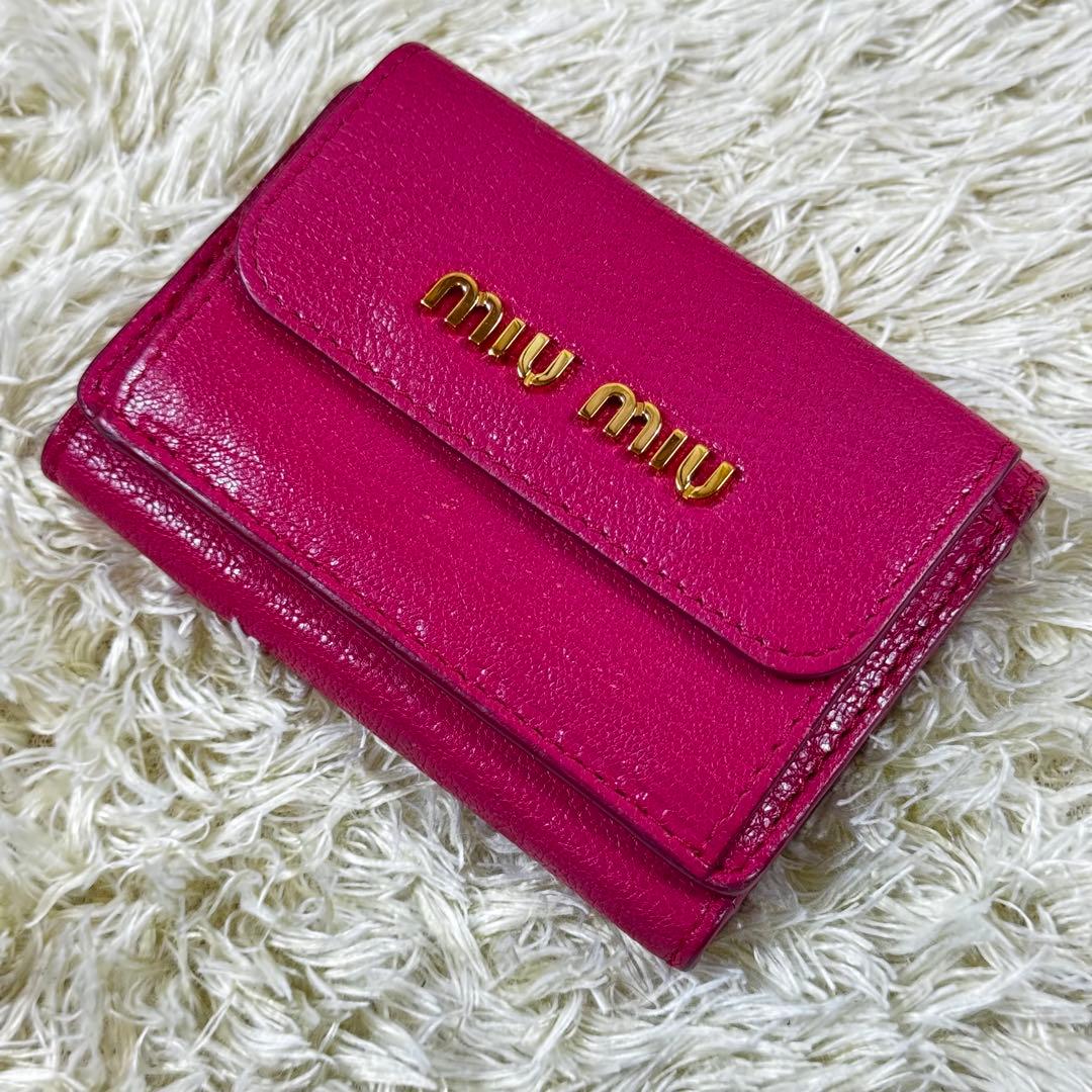 大人気✨ミュウミュウ　三つ折り財布　マドラスレザー　ゴールド金具　シボ　ピンク