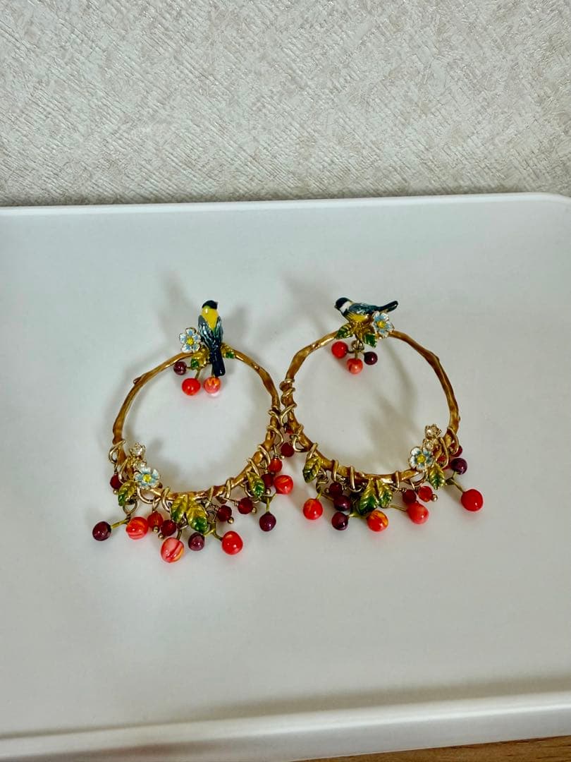 そら様　レネレイド　Les Nereides フープ型ピアス 鳥と果実の装飾