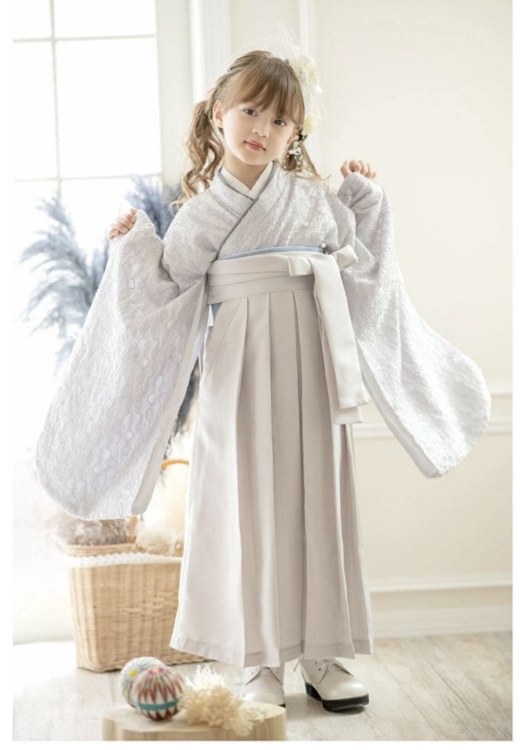 薄い灰色のレース着物／袴