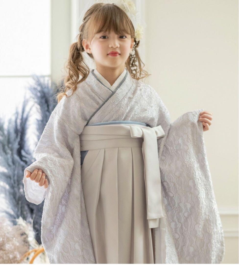 薄い灰色のレース着物／袴