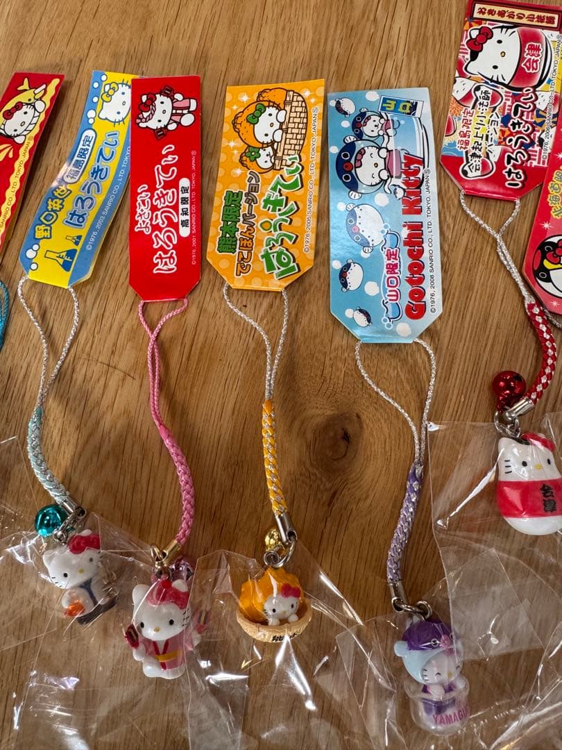 チ*王様 ハローキティ フィギュアストラップ 232➕4 地域限定多数　おまけつ