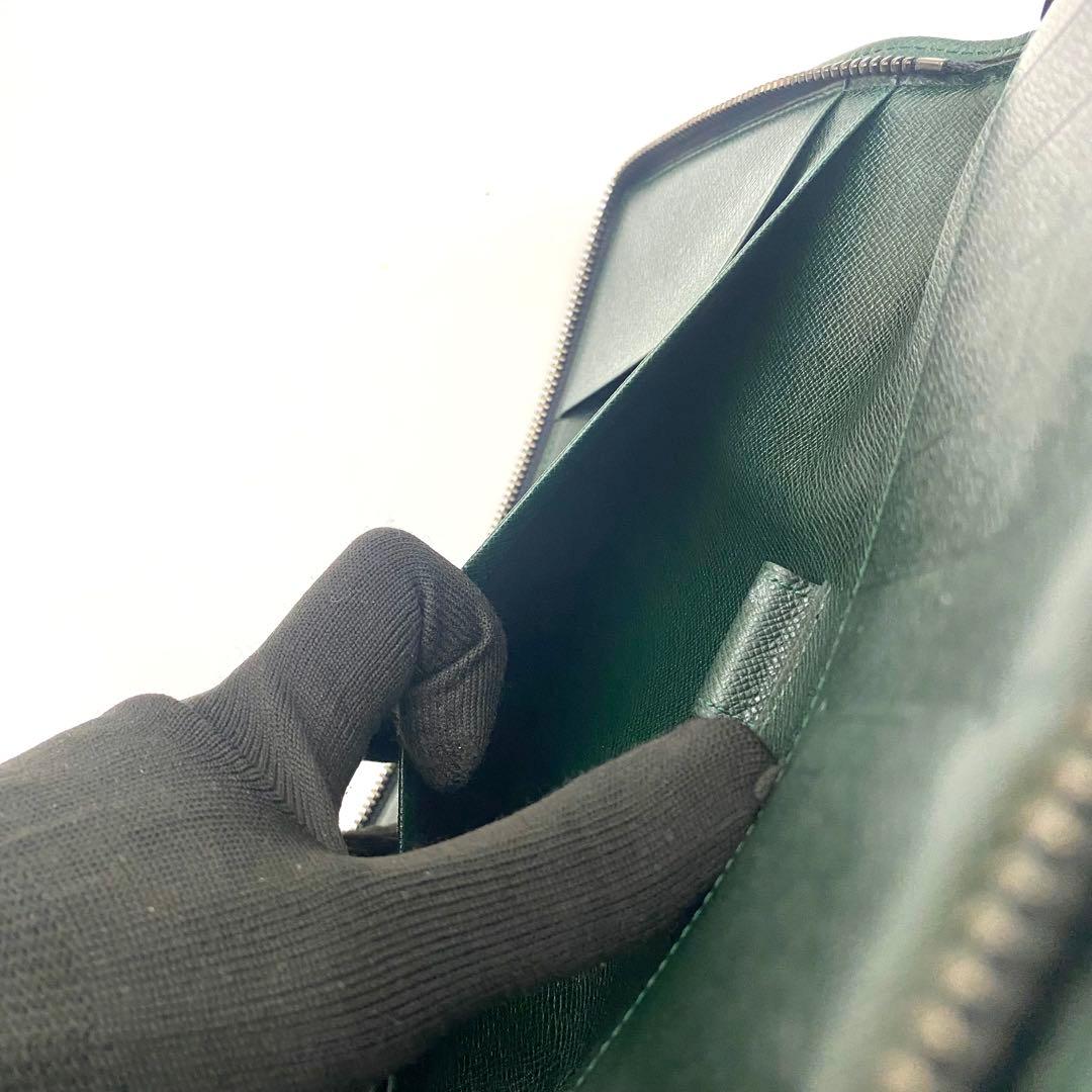 ルイヴィトン タイガ ラウンドファスナー トラベルケース パスポートケース 緑系