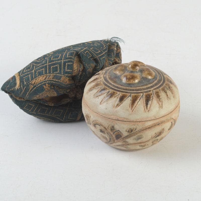 タイ古陶磁　スンコロク　宋胡禄　唐草文　盒子　香合　仕覆付　V　9902