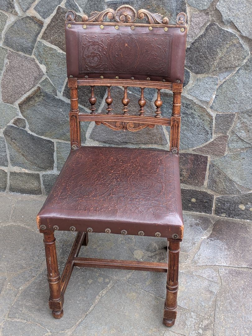 フランスのアンリ2世様式のアンティークチェアです。