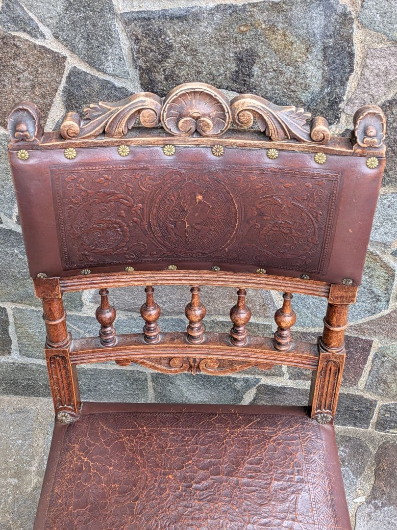 フランスのアンリ2世様式のアンティークチェアです。
