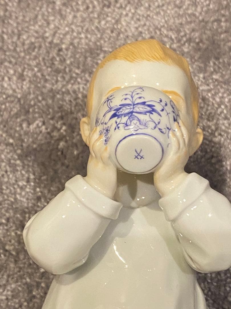 マイセン　ヘンチェル　子供　ミルクを飲む男の子　ブルーオニオン