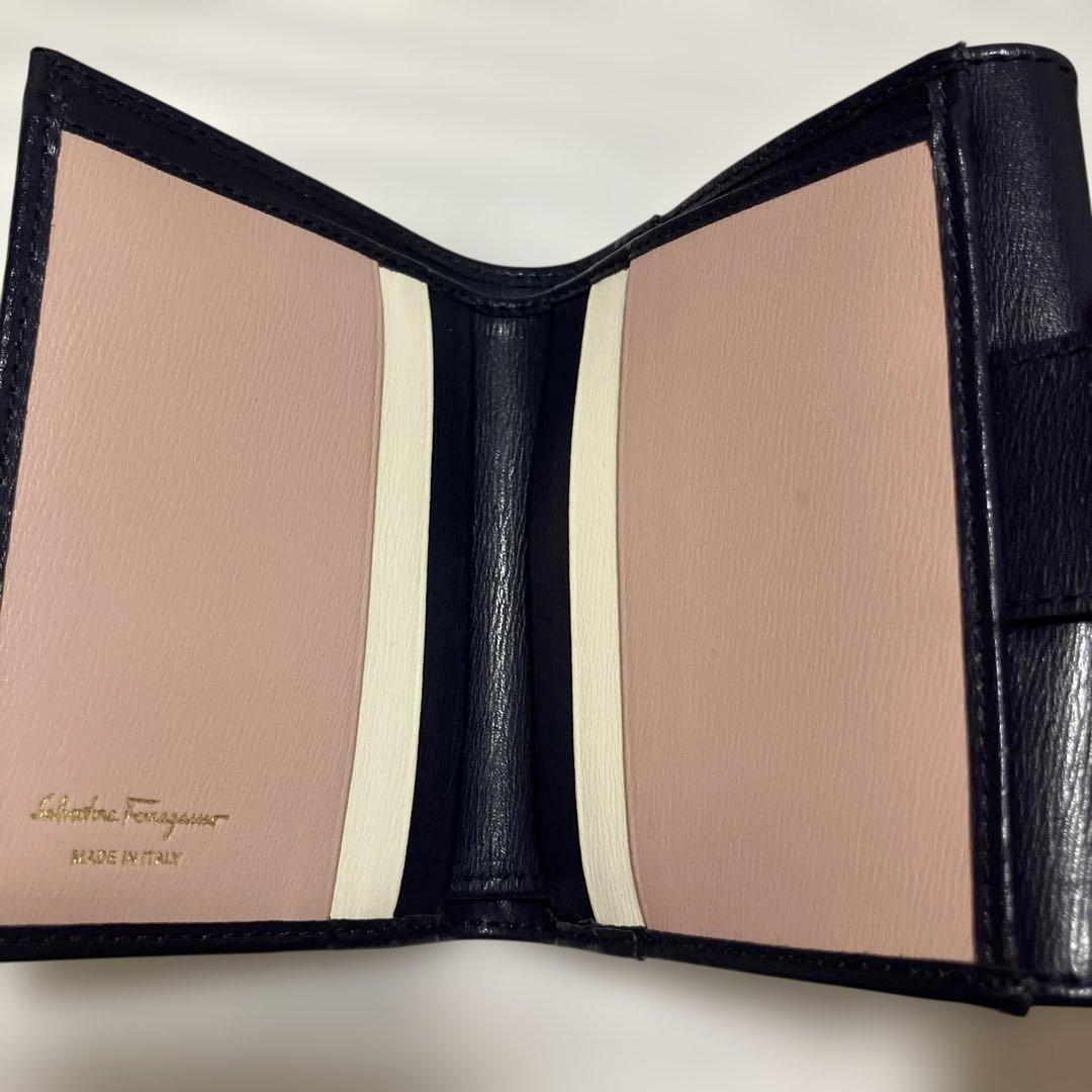 未使用に近いフェラガモ二つ折り財布