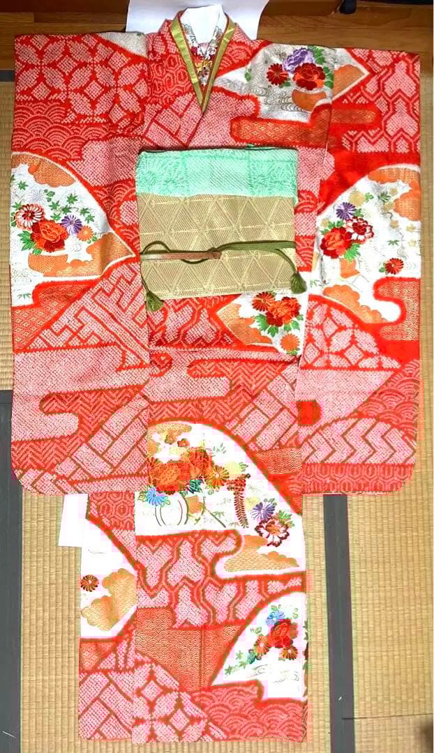 総絞り刺繍入りの豪華な振袖