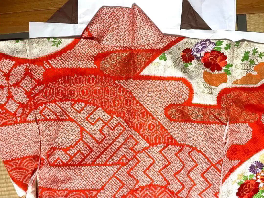 総絞り刺繍入りの豪華な振袖