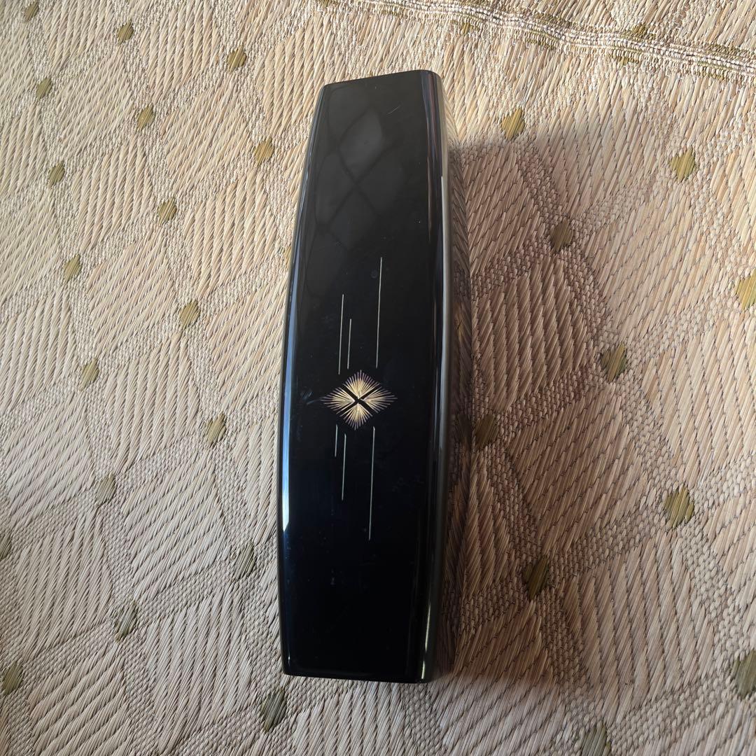 幾何学模様の黒い花器