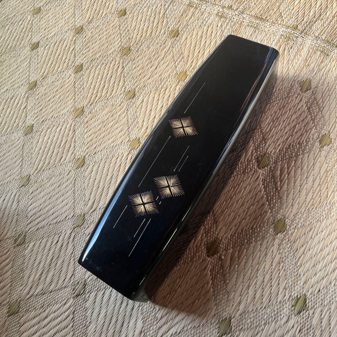 幾何学模様の黒い花器