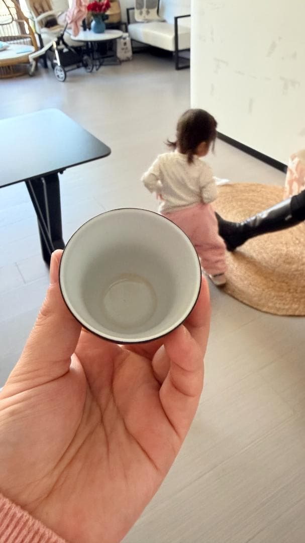 漆器製の黒と緑の小さなカップ