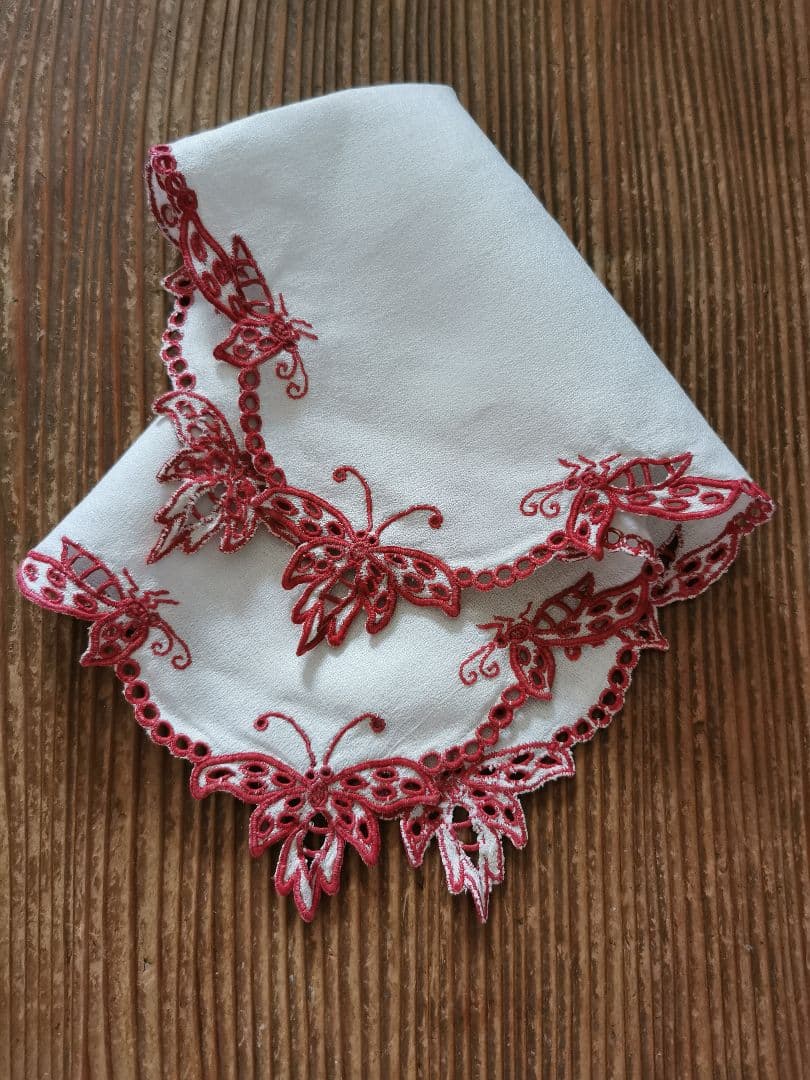 アンティークフランス オープンカットワーク パピヨン∞赤糸刺繍 縮緬風ドイリー