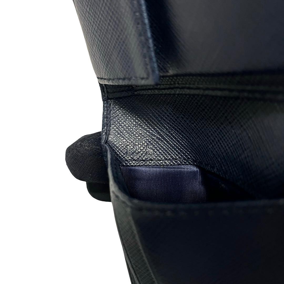 希少✨プラダ 二つ折り財布 サフィアーノレザー ロゴ金具 ネイビー ブルー