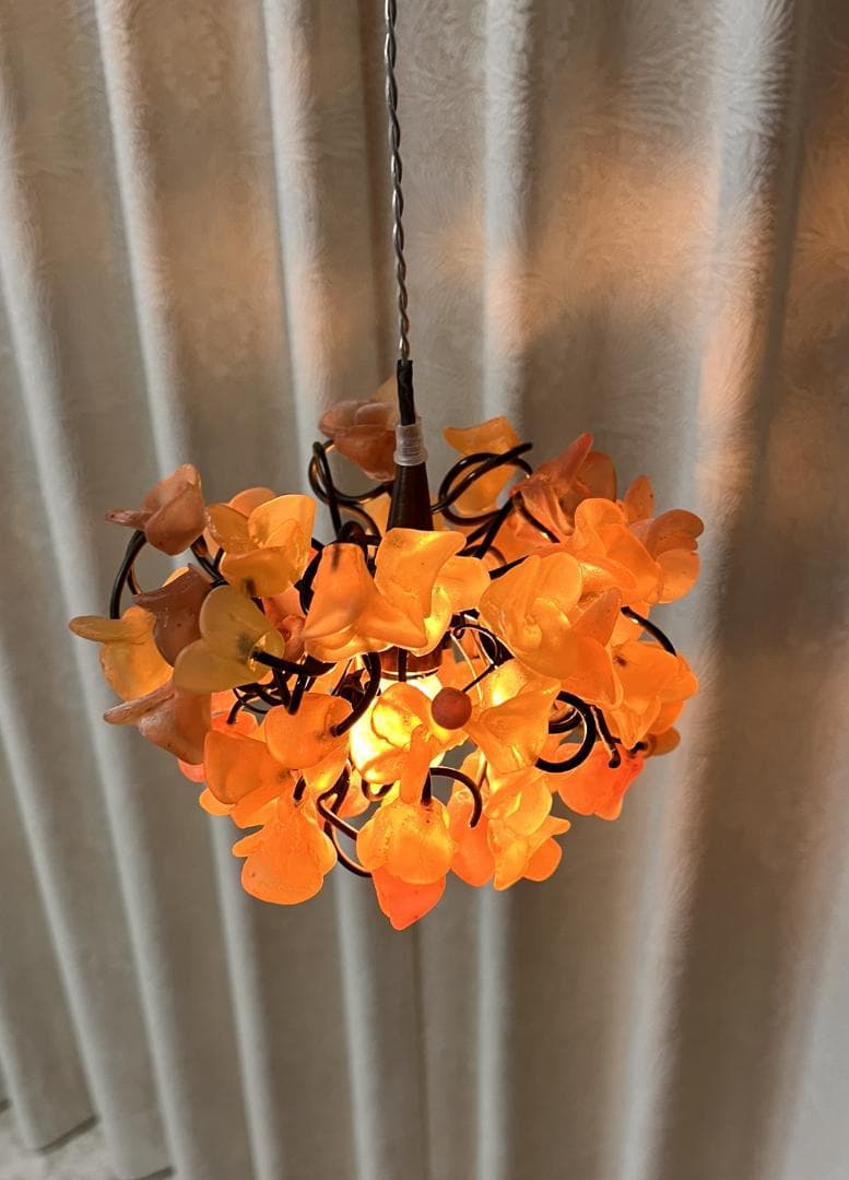 ユダライトランプ イエローとブラウンの花　ミハエルネグリン 点灯します。