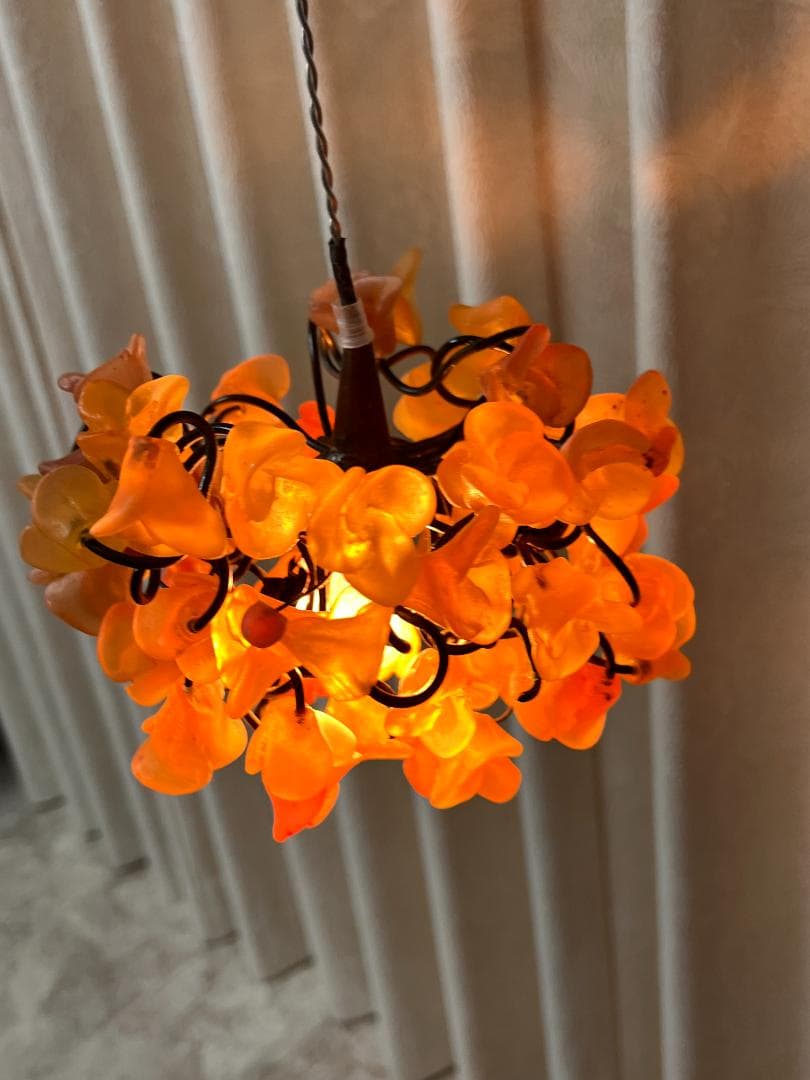 ユダライトランプ イエローとブラウンの花　ミハエルネグリン 点灯します。