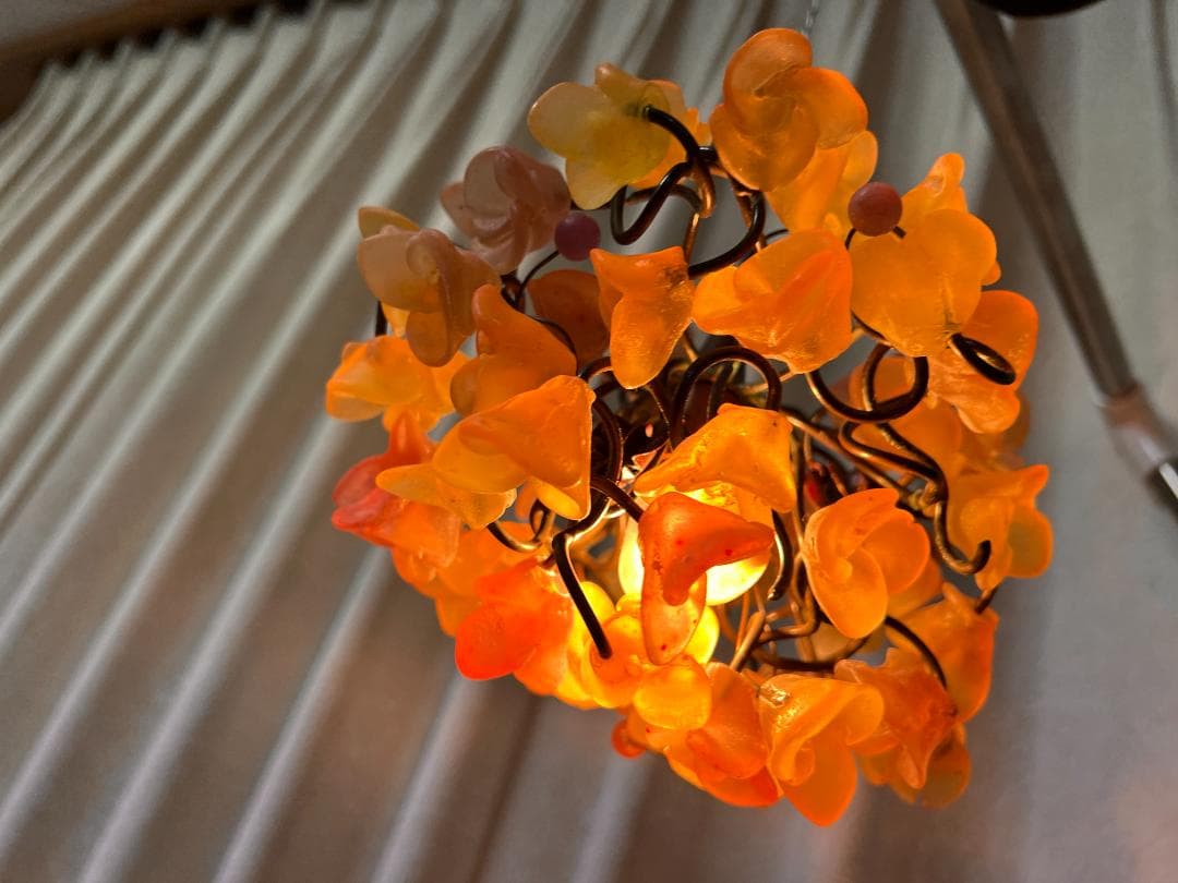 ユダライトランプ イエローとブラウンの花　ミハエルネグリン 点灯します。