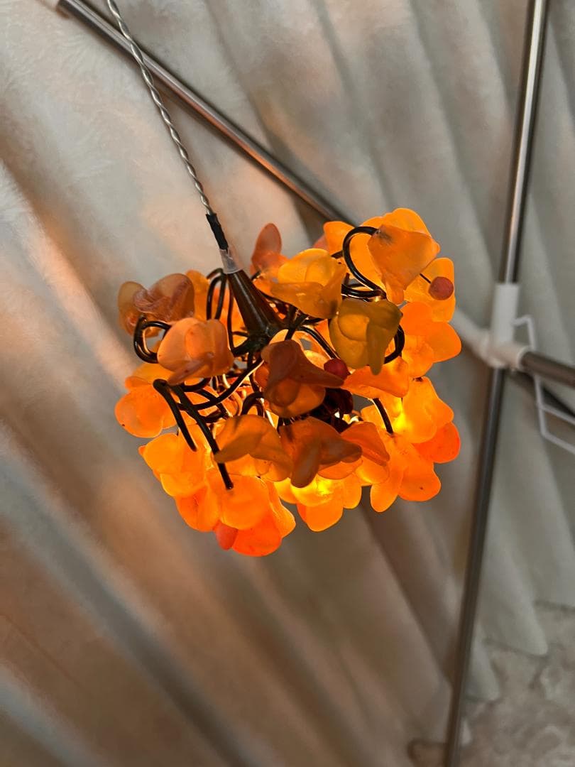 ユダライトランプ イエローとブラウンの花　ミハエルネグリン 点灯します。