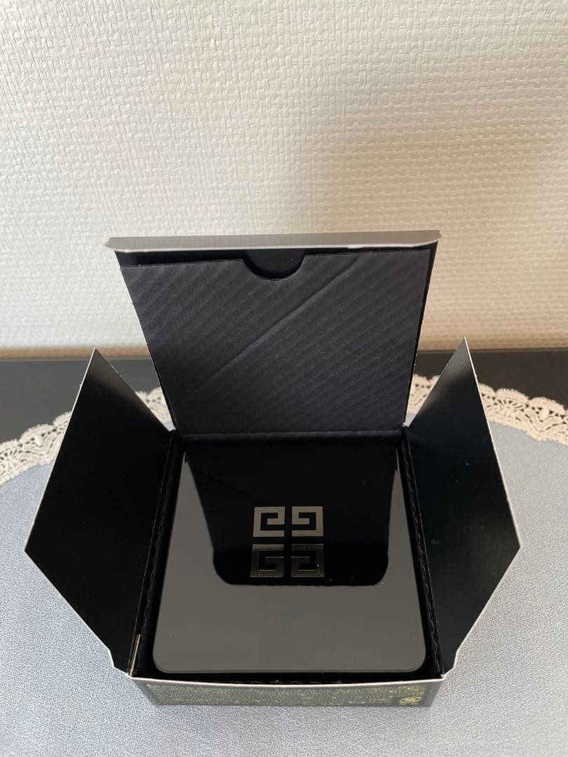 新品・未使用　ジバンシィ　ソワン ノワールUV コンパクト(日焼け止め)