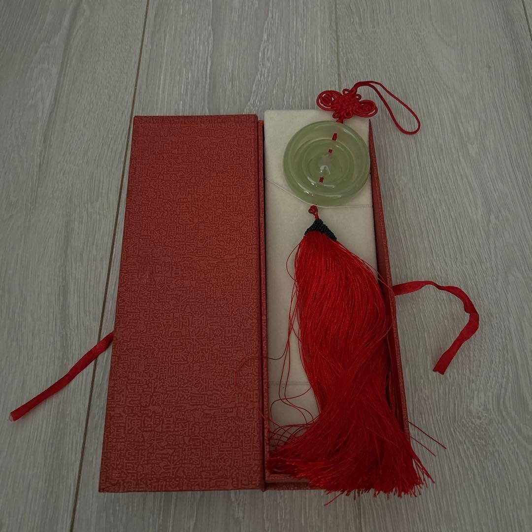 翡翠飾り 赤いタッセル付き