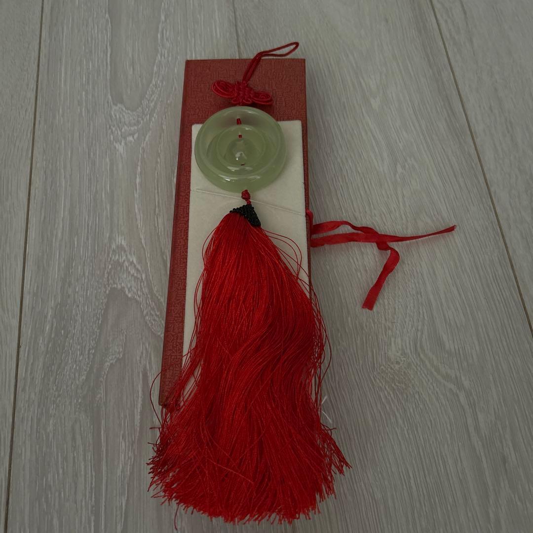 翡翠飾り 赤いタッセル付き