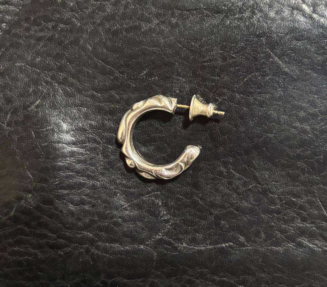 chrome hearts スクロールフープピアス