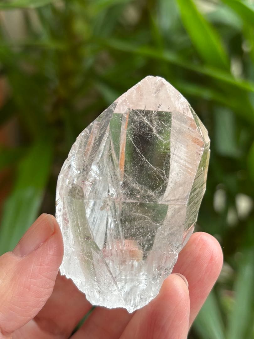 インド　マニハール水晶ポイント134g 水のように氷のように透明　美しい